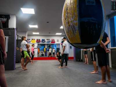 Nel frattempo sta per iniziare un allenamento. Vediamo un gruppo di dieci ragazzi e ragazze di et� compresa tra i 16 e i 35 anni schierarsi a piedi nudi sui tatami
